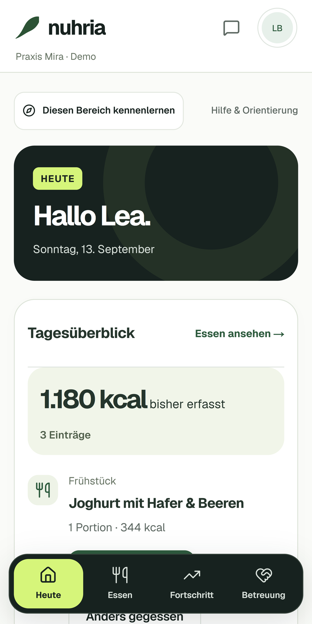 Nuhria-Klientenportal: Leas Tagesüberblick mit drei Mahlzeiteneinträgen und 1.180 erfassten kcal. Fiktive Beispieldaten.
